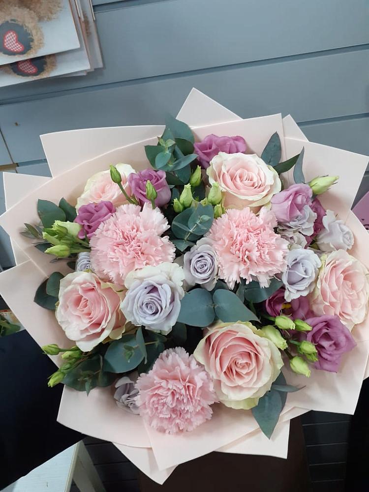 Букет цветов из: Розы, Гвоздики и Лизиантусы в Мишкино